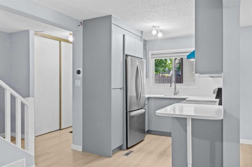 16-115 Bergen Road Nw, Calgary, AB - Indoor Photo Showing Kitchen