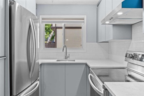 16-115 Bergen Road Nw, Calgary, AB - Indoor Photo Showing Kitchen With Upgraded Kitchen