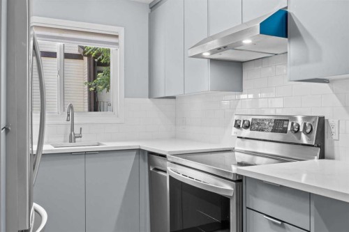 16-115 Bergen Road Nw, Calgary, AB - Indoor Photo Showing Kitchen With Upgraded Kitchen
