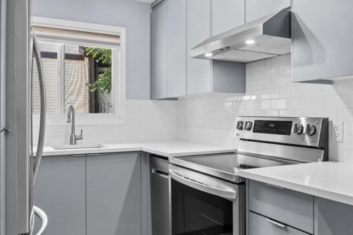 16-115 Bergen Road Nw, Calgary, AB - Indoor Photo Showing Kitchen With Upgraded Kitchen