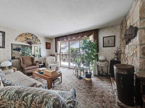 230 Oakwood Place Sw, Calgary, AB - Indoor Photo Showing Living Room