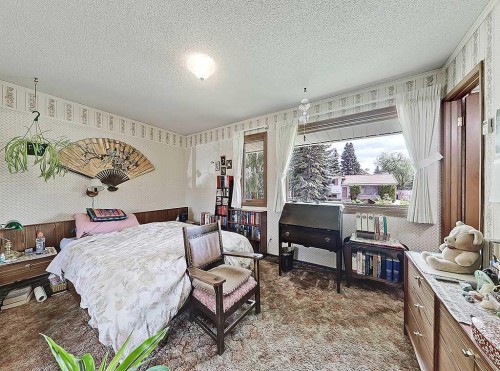 230 Oakwood Place Sw, Calgary, AB - Indoor Photo Showing Bedroom