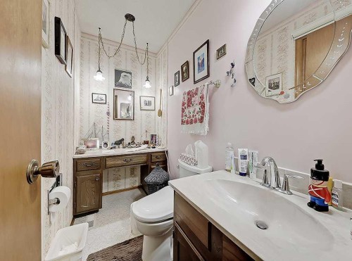 230 Oakwood Place Sw, Calgary, AB - Indoor Photo Showing Bathroom
