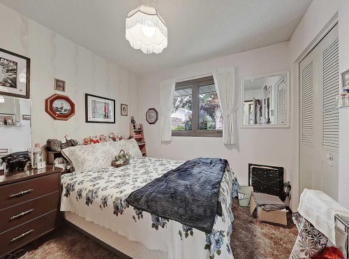 230 Oakwood Place Sw, Calgary, AB - Indoor Photo Showing Bedroom