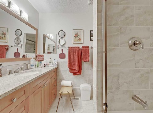 230 Oakwood Place Sw, Calgary, AB - Indoor Photo Showing Bathroom