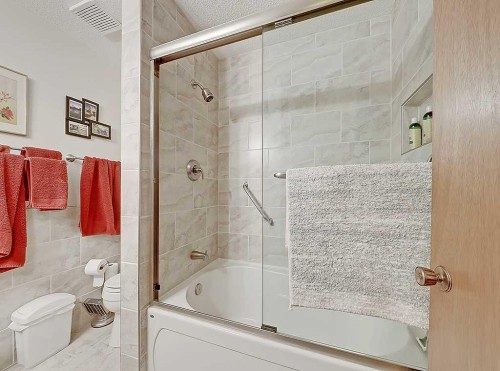 230 Oakwood Place Sw, Calgary, AB - Indoor Photo Showing Bathroom