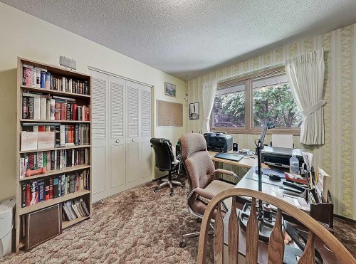 230 Oakwood Place Sw, Calgary, AB - Indoor Photo Showing Other Room