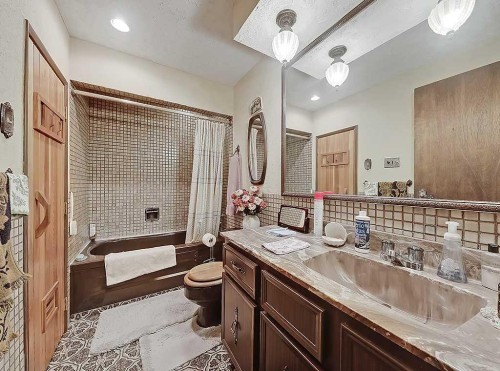 230 Oakwood Place Sw, Calgary, AB - Indoor Photo Showing Bathroom
