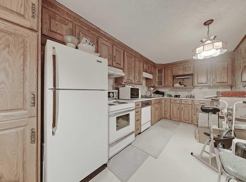 230 Oakwood Place Sw, Calgary, AB - Indoor Photo Showing Kitchen