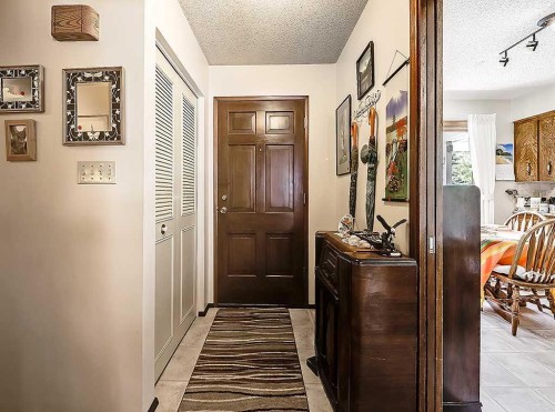 230 Oakwood Place Sw, Calgary, AB - Indoor Photo Showing Other Room