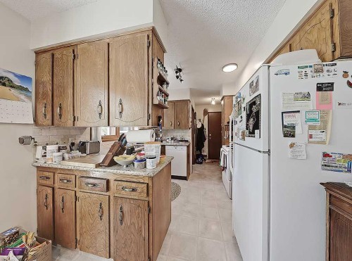 230 Oakwood Place Sw, Calgary, AB - Indoor Photo Showing Kitchen