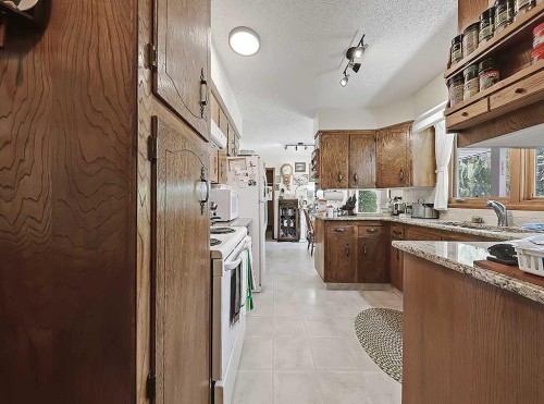 230 Oakwood Place Sw, Calgary, AB - Indoor Photo Showing Kitchen