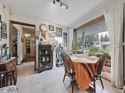 230 Oakwood Place Sw, Calgary, AB - Indoor Photo Showing Dining Room