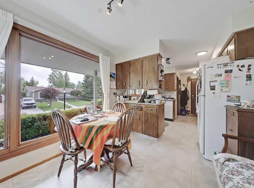 230 Oakwood Place Sw, Calgary, AB - Indoor Photo Showing Dining Room