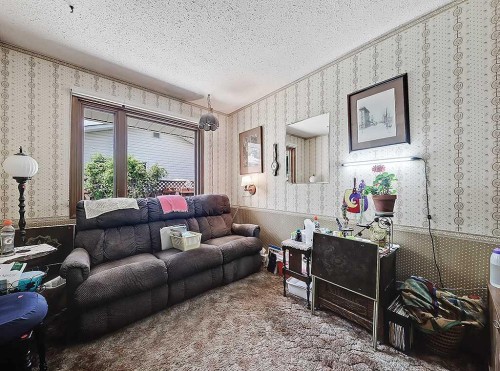 230 Oakwood Place Sw, Calgary, AB - Indoor Photo Showing Living Room