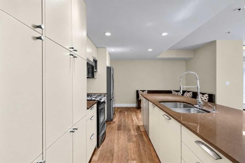 10-1717 27 Avenue Sw, Calgary, AB - Indoor Photo Showing Kitchen With Stainless Steel Kitchen With Upgraded Kitchen