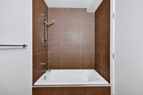 10-1717 27 Avenue Sw, Calgary, AB - Indoor Photo Showing Bathroom