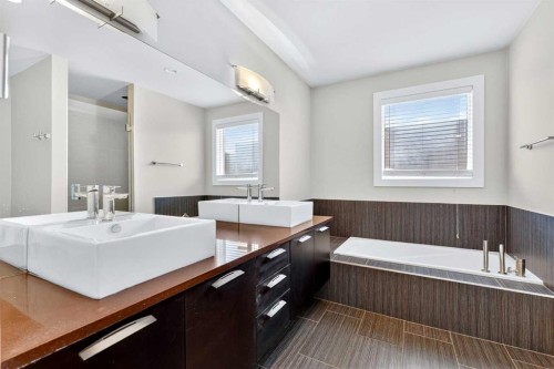 10-1717 27 Avenue Sw, Calgary, AB - Indoor Photo Showing Bathroom