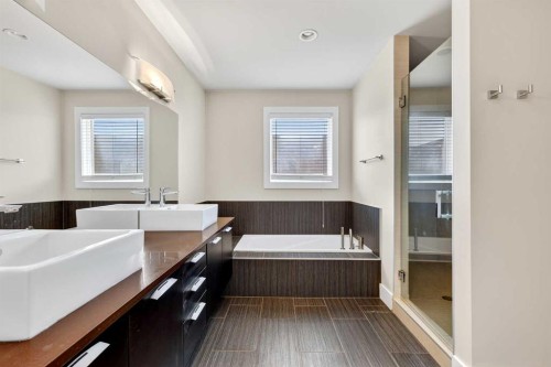 10-1717 27 Avenue Sw, Calgary, AB - Indoor Photo Showing Bathroom