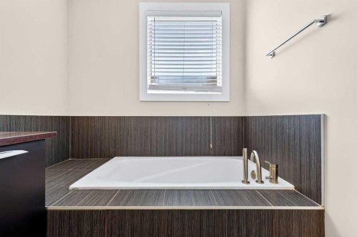 10-1717 27 Avenue Sw, Calgary, AB - Indoor Photo Showing Bathroom