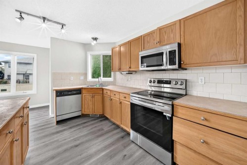 531 Stonegate Road Nw, Airdrie, AB - Indoor Photo Showing Kitchen With Double Sink