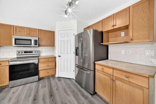 531 Stonegate Road Nw, Airdrie, AB - Indoor Photo Showing Kitchen