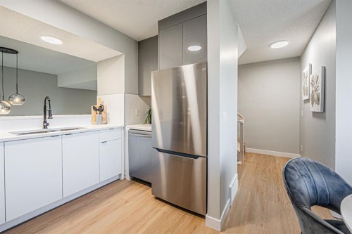 602-919 38 Street Ne, Calgary, AB - Indoor Photo Showing Kitchen