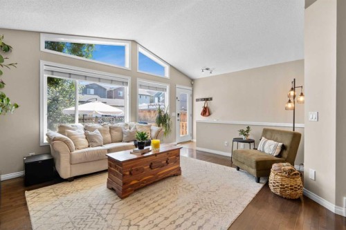 38 Auburn Bay Gardens Se, Calgary, AB - Indoor Photo Showing Living Room