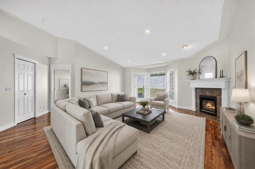 21 Strathearn Gardens Sw, Calgary, AB - Indoor Photo Showing Living Room With Fireplace
