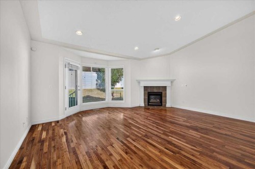 21 Strathearn Gardens Sw, Calgary, AB - Indoor With Fireplace