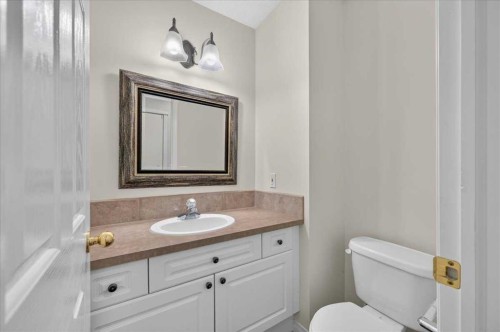 21 Strathearn Gardens Sw, Calgary, AB - Indoor Photo Showing Bathroom