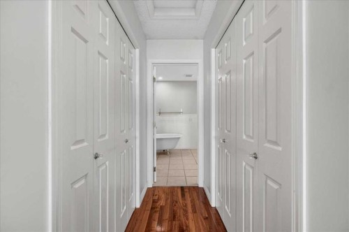 21 Strathearn Gardens Sw, Calgary, AB - Indoor Photo Showing Other Room