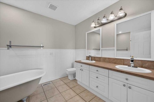 21 Strathearn Gardens Sw, Calgary, AB - Indoor Photo Showing Bathroom