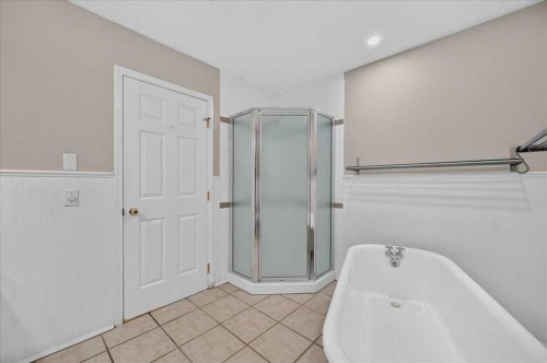 21 Strathearn Gardens Sw, Calgary, AB - Indoor Photo Showing Bathroom
