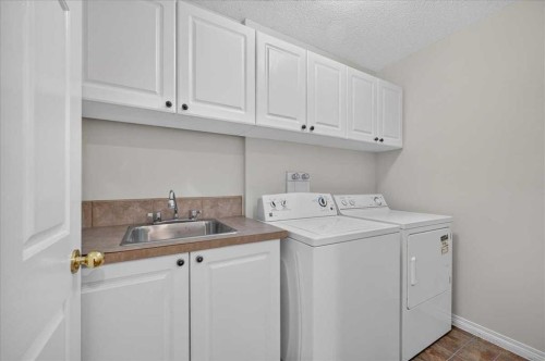 21 Strathearn Gardens Sw, Calgary, AB - Indoor Photo Showing Laundry Room