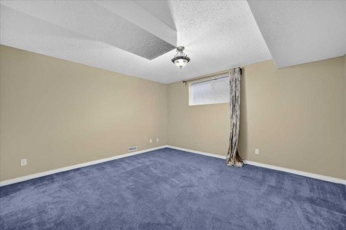 21 Strathearn Gardens Sw, Calgary, AB - Indoor Photo Showing Other Room