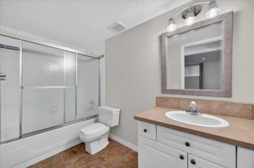 21 Strathearn Gardens Sw, Calgary, AB - Indoor Photo Showing Bathroom