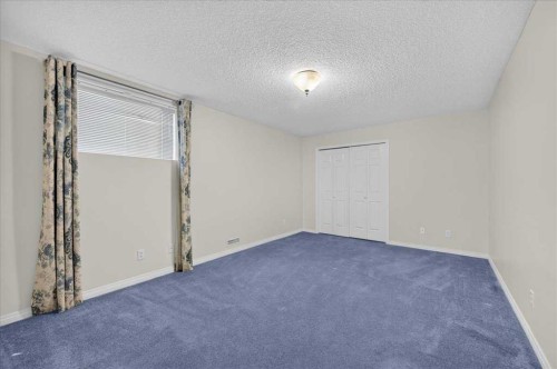 21 Strathearn Gardens Sw, Calgary, AB - Indoor Photo Showing Other Room