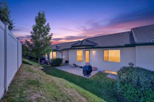 21 Strathearn Gardens Sw, Calgary, AB - Outdoor