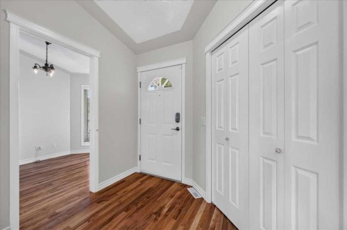 21 Strathearn Gardens Sw, Calgary, AB - Indoor Photo Showing Other Room