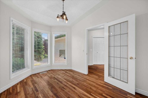 21 Strathearn Gardens Sw, Calgary, AB - Indoor Photo Showing Other Room