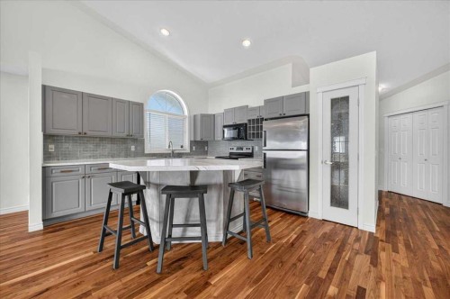 21 Strathearn Gardens Sw, Calgary, AB - Indoor Photo Showing Kitchen With Upgraded Kitchen