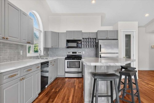 21 Strathearn Gardens Sw, Calgary, AB - Indoor Photo Showing Kitchen With Upgraded Kitchen
