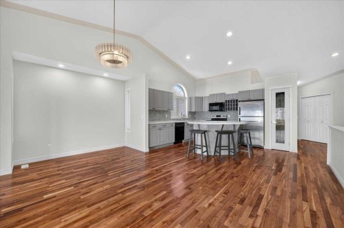 21 Strathearn Gardens Sw, Calgary, AB - Indoor Photo Showing Kitchen