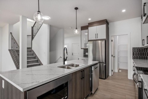 140 Lakewood Crescent, Strathmore, AB - Indoor Photo Showing Kitchen With Stainless Steel Kitchen With Double Sink With Upgraded Kitchen