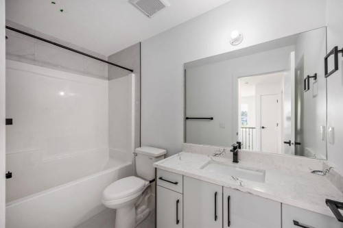 140 Lakewood Crescent, Strathmore, AB - Indoor Photo Showing Bathroom