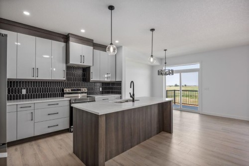 140 Lakewood Crescent, Strathmore, AB - Indoor Photo Showing Kitchen With Upgraded Kitchen