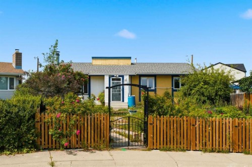 7807 Olympia Bay Se, Calgary, AB - Outdoor