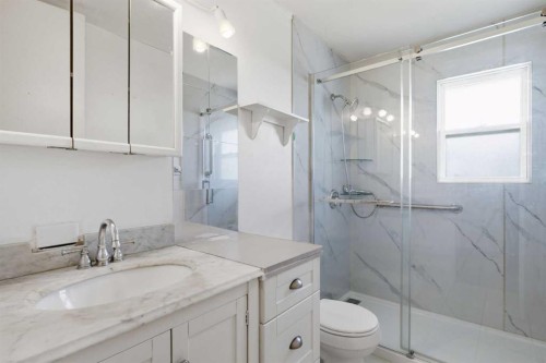 7807 Olympia Bay Se, Calgary, AB - Indoor Photo Showing Bathroom
