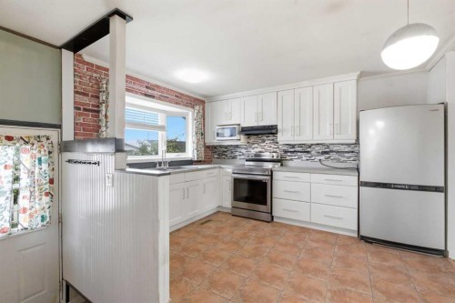 7807 Olympia Bay Se, Calgary, AB - Indoor Photo Showing Kitchen With Upgraded Kitchen